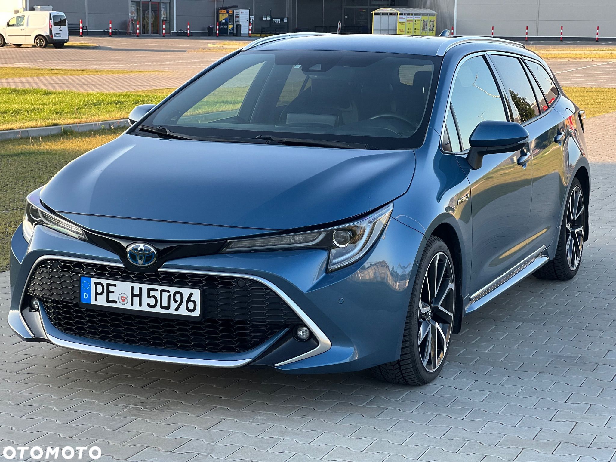 Toyota Corolla 2.0 Hybrid Touring Sports Team Deutschland - 1