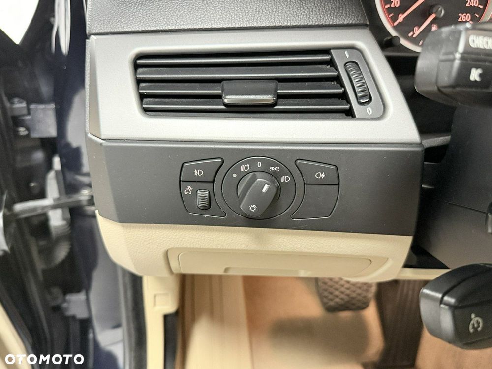 BMW Seria 5 525i Touring - 34
