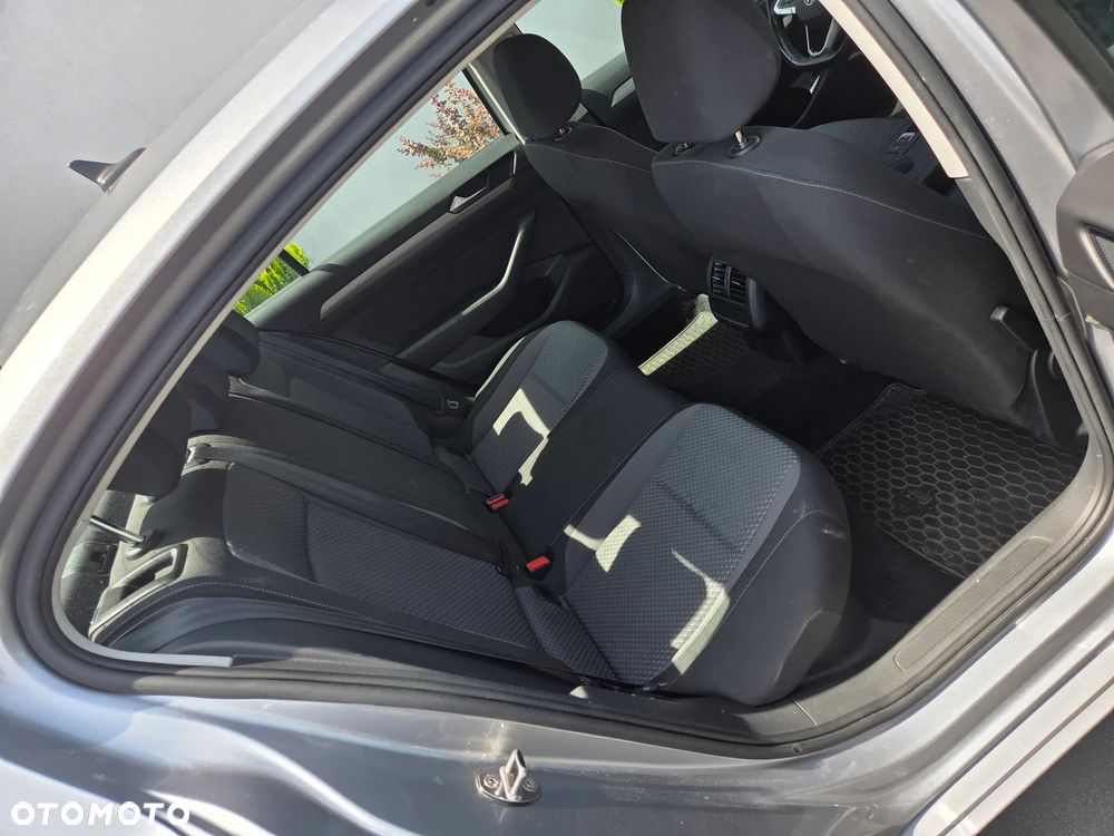 Volkswagen Passat - 9