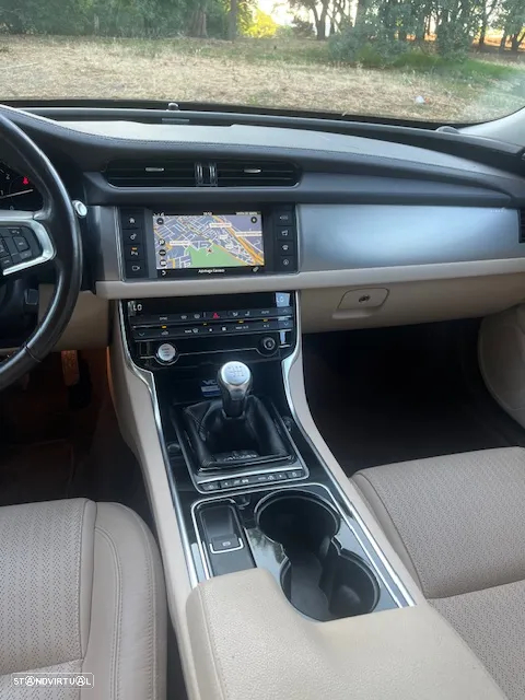 Jaguar XF 2.0 D Prestige - 11