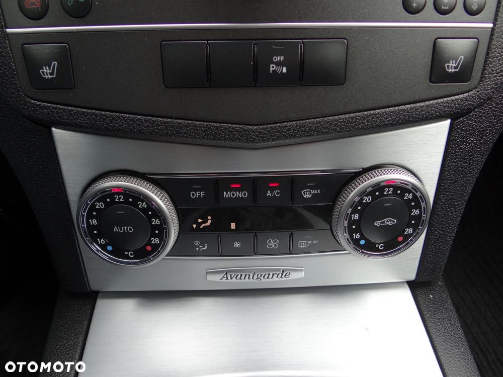 Mercedes-Benz Klasa C 180 BlueEFFICIENCY 7G-TRONIC Avantgarde - 36