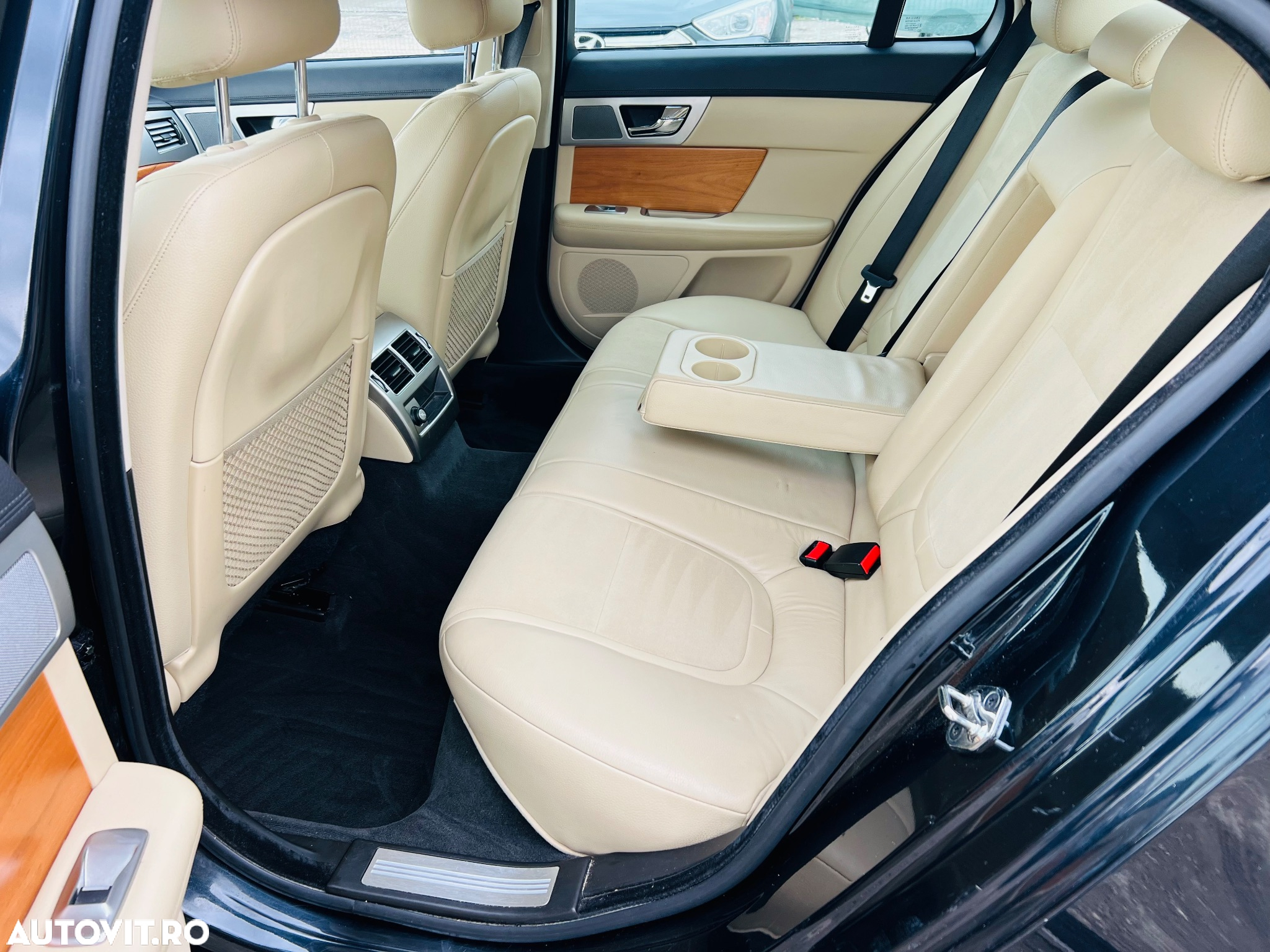 Jaguar XF 2.2D Premium Luxury - 8