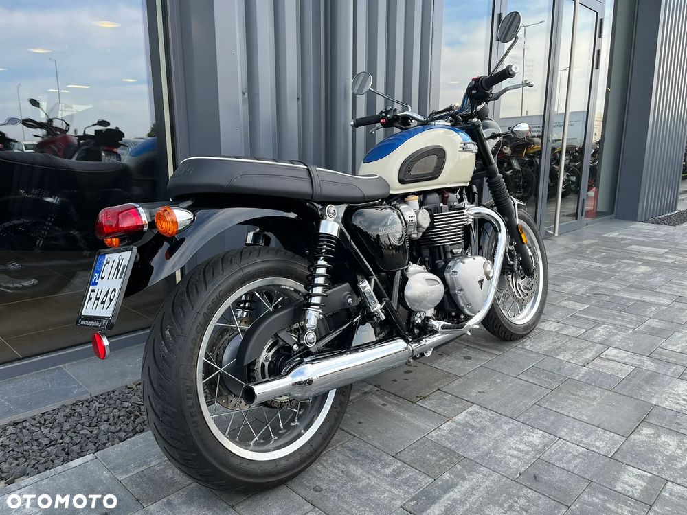 Triumph Bonneville - 4