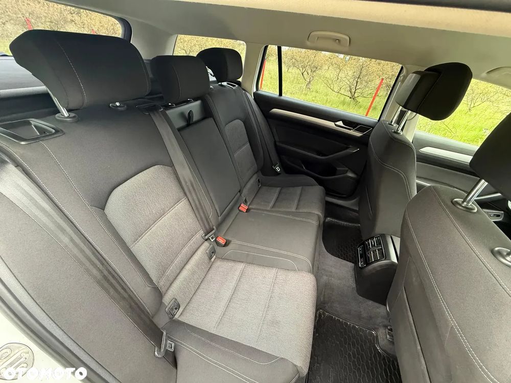 Volkswagen Passat - 30