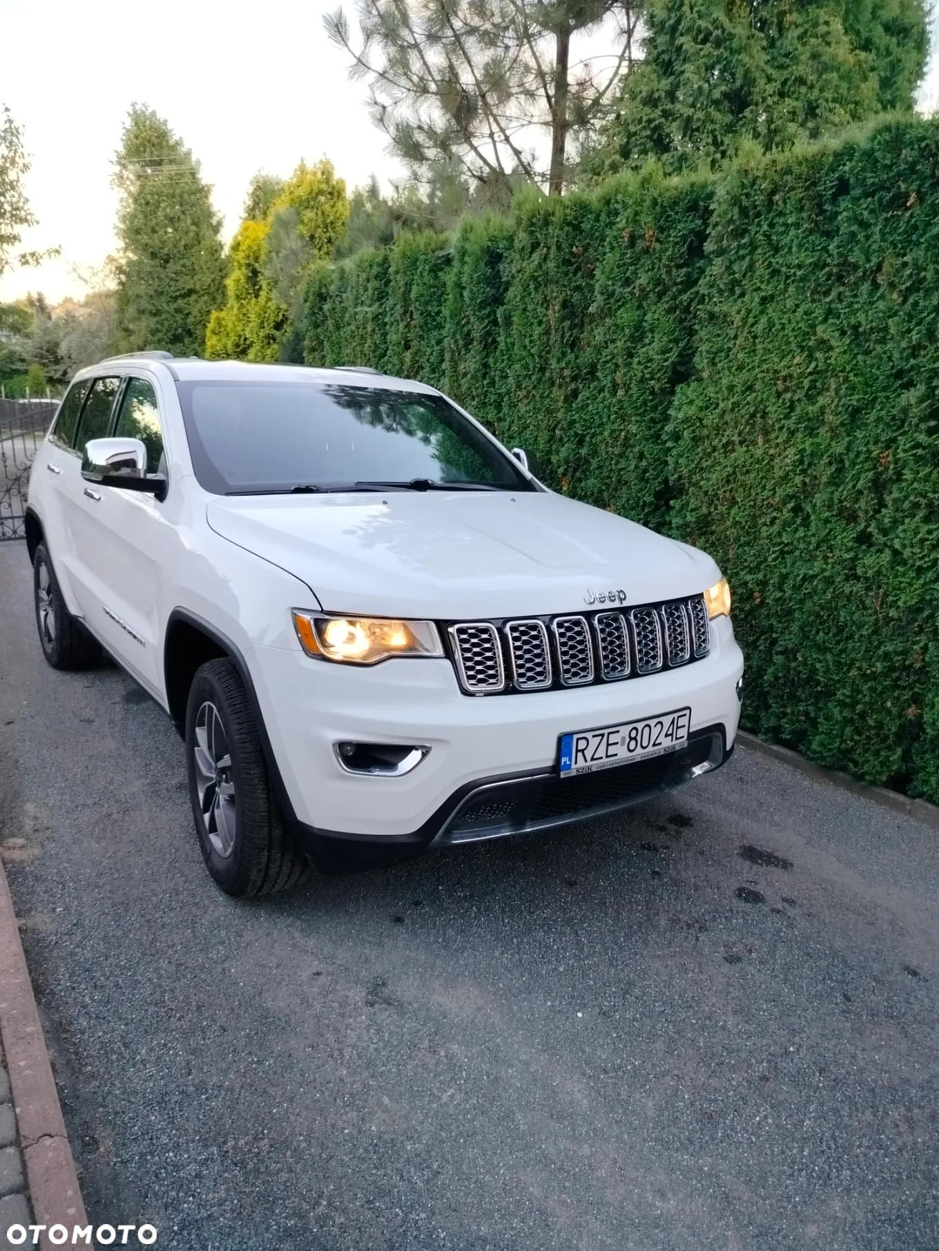 Jeep Grand Cherokee - 12