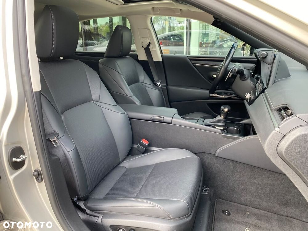 Lexus ES 300h F Sport Design - 23