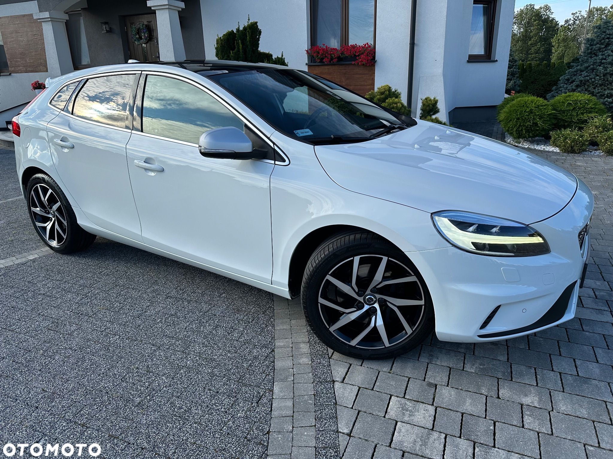 Volvo V40 T5 Drive-E R-Design Summum - 1
