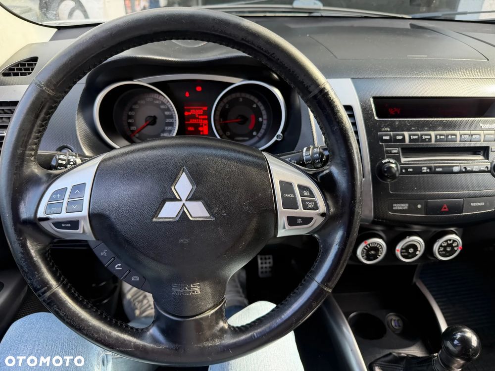 Mitsubishi Outlander 2.0 DID Intense + - 3