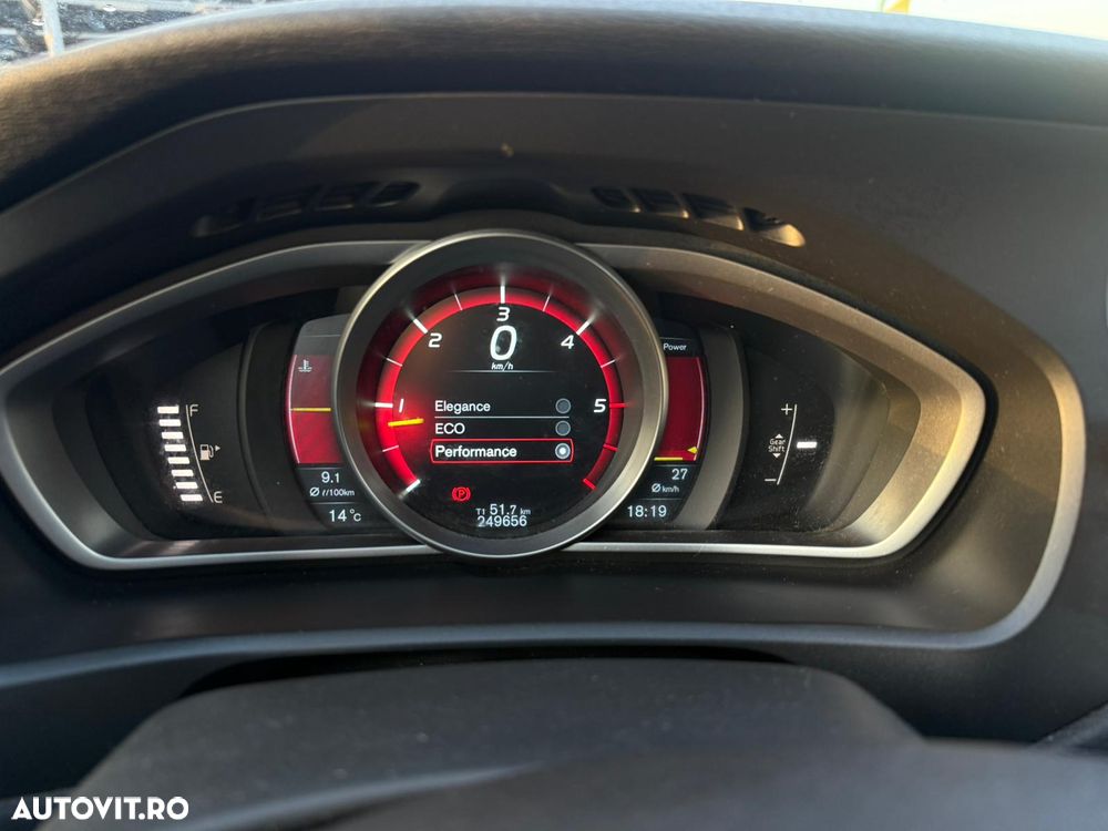 Volvo V40 D3 R Design - 8