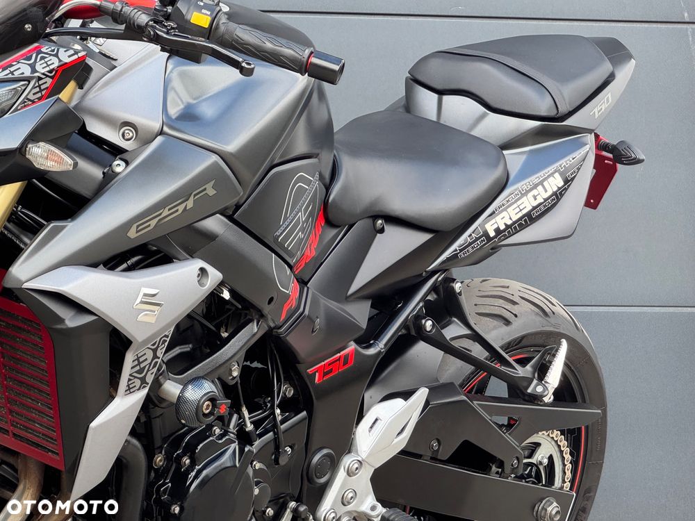 Suzuki GSR - 36