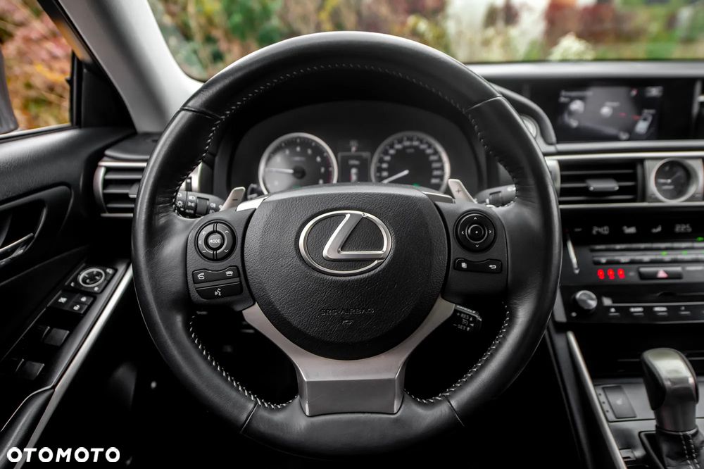 Lexus IS 300h Business Edition - 22