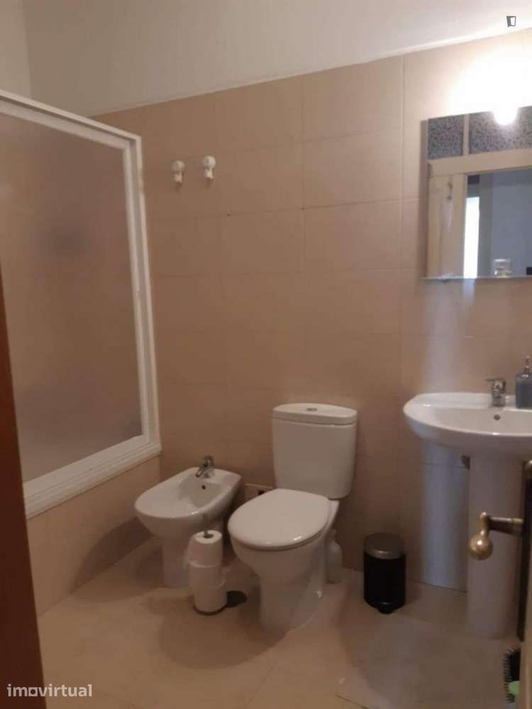 Quarto - localizado em Benfica Lisbon - Grande imagem: 3/5