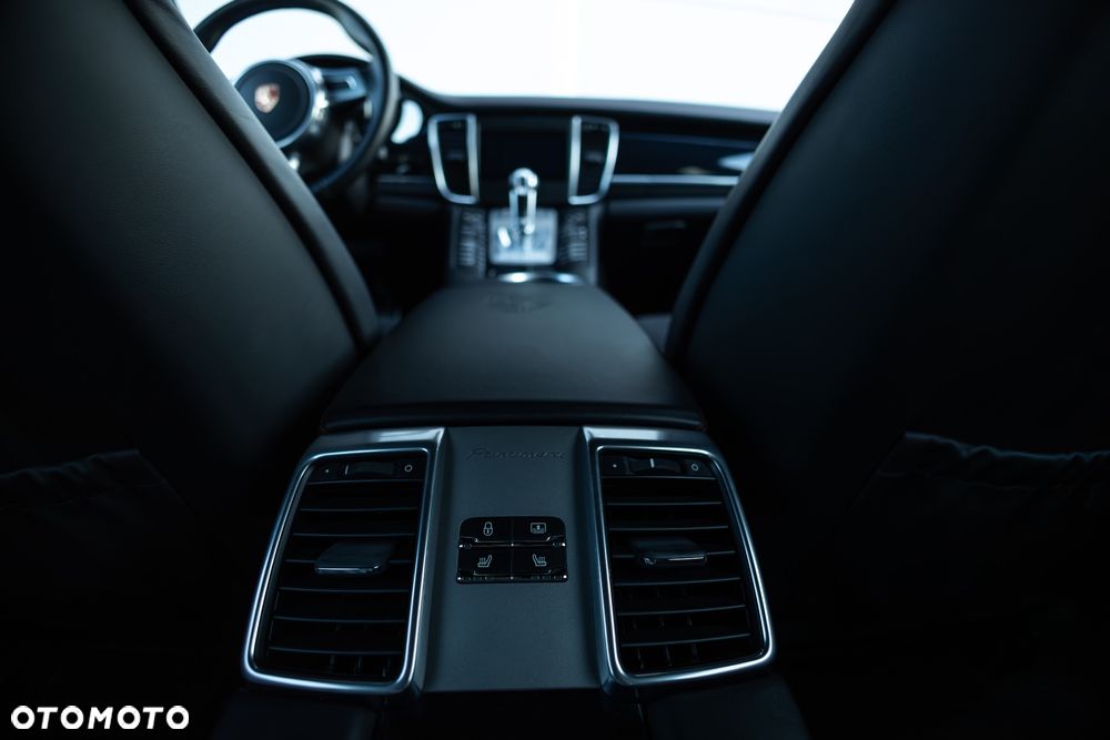 Porsche Panamera GTS PDK - 35