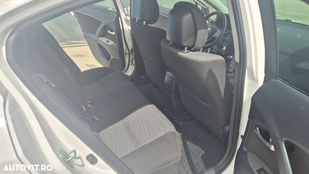 Toyota Avensis 2.0 D-4D Executive - 10
