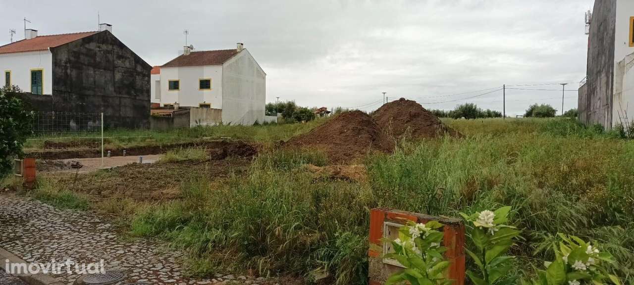Terreno urbano de 198 m2 e com área de implantação do edifício de 108m - Grande imagem: 3/15