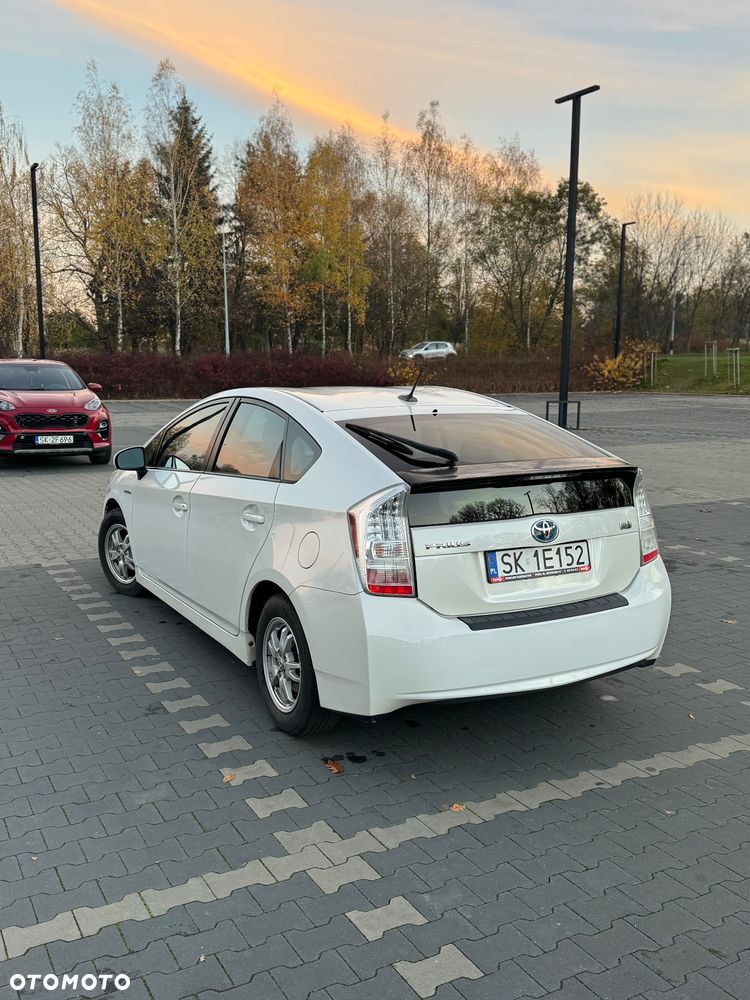 Toyota Prius (Hybrid) - 3