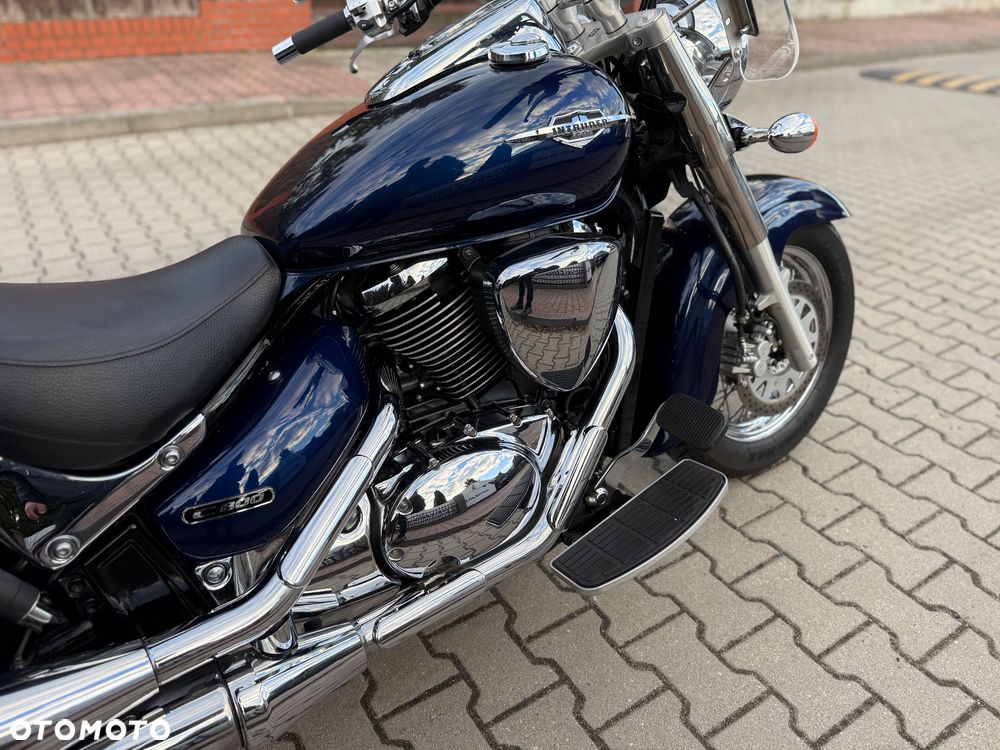 Suzuki Intruder - 11