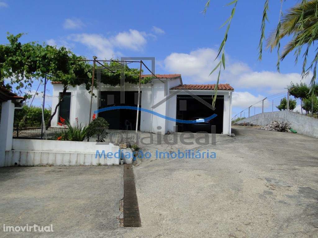 Quinta com casa de habitação e terreno, localizada perto de Alenquer. - Grande imagem: 3/34