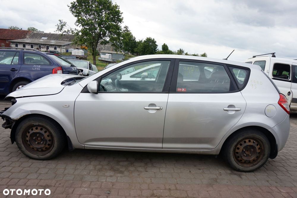 KIA CEED I LIFT 5D HB 2010 9S 1.6 CRDI D4FB 90KM WAJ6H SREBRNY na części - 2