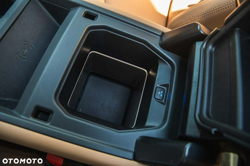 Land Rover Defender - 26