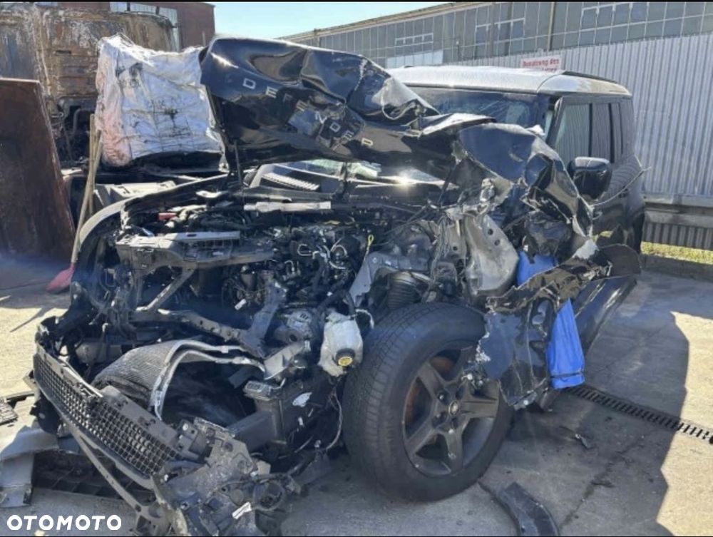 Land Rover Defender 110 D300 X-Dynamic HSE - 2