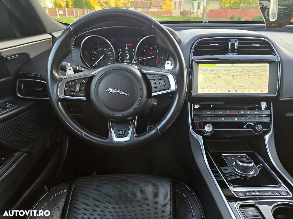 Jaguar XE 2.0 AWD R-Sport - 17