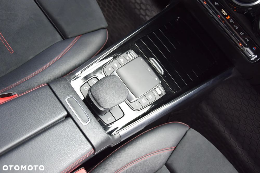 Mercedes-Benz GLB - 14