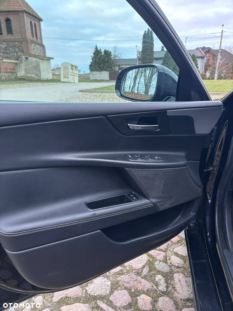 Jaguar XE E-Performance R-Sport - 11