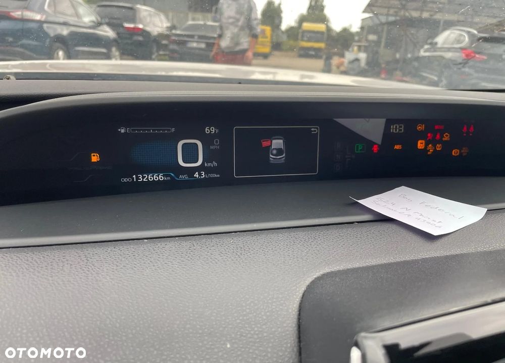 Toyota Prius ver-1-8-hybrid-executive - 16