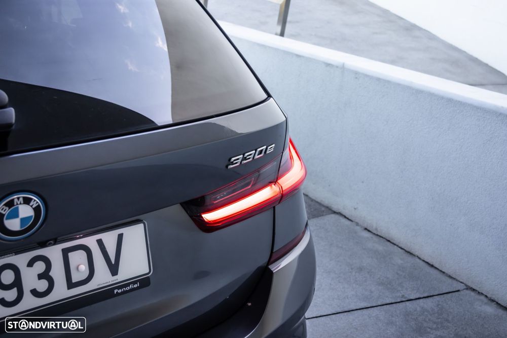 BMW 330 e Pack Desportivo M Pro Auto - 13