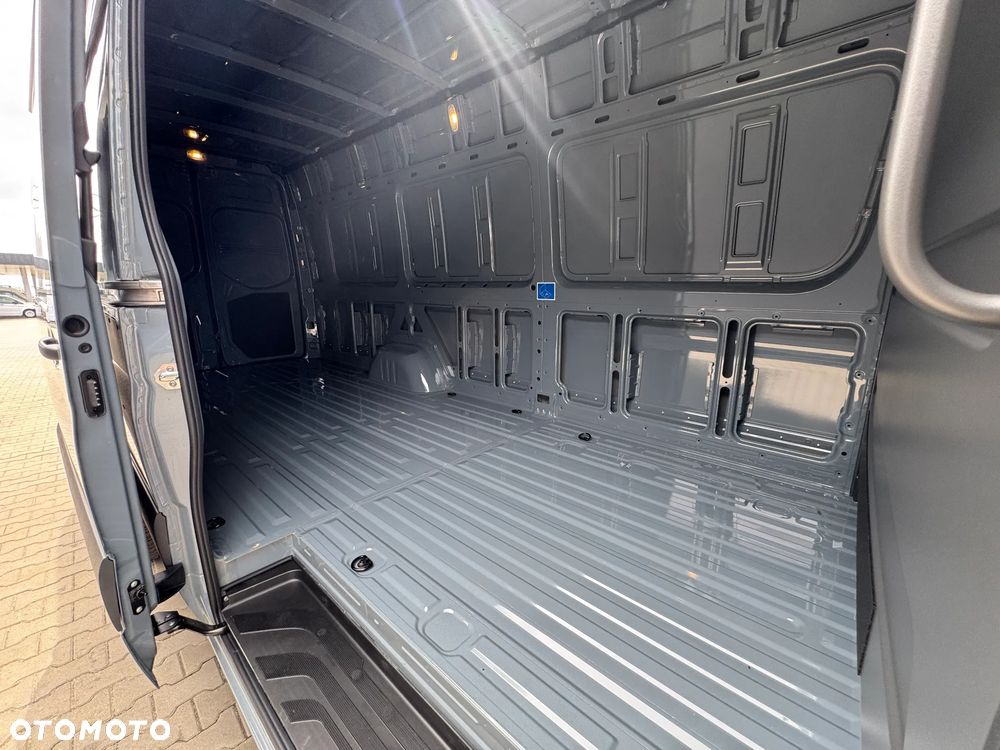 Mercedes-Benz Sprinter - 24