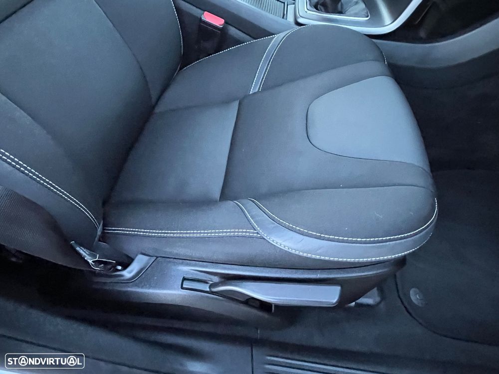 Volvo V40 2.0 D3 Momentum - 25