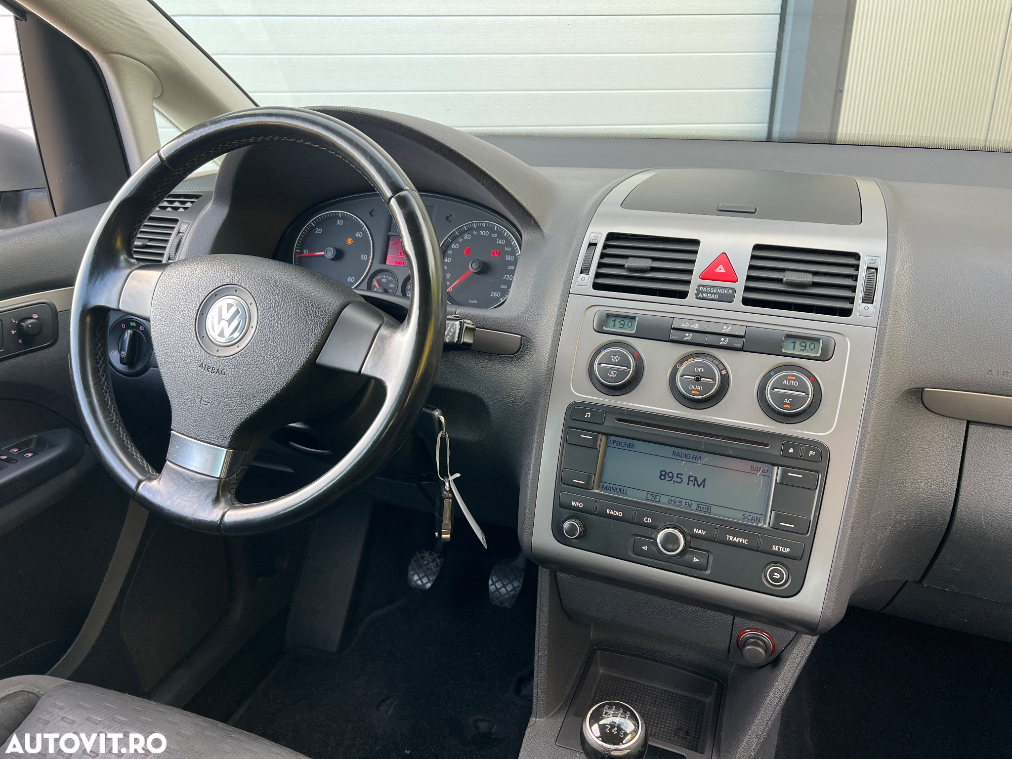 Volkswagen Touran 1.9 TDI Conceptline - 9