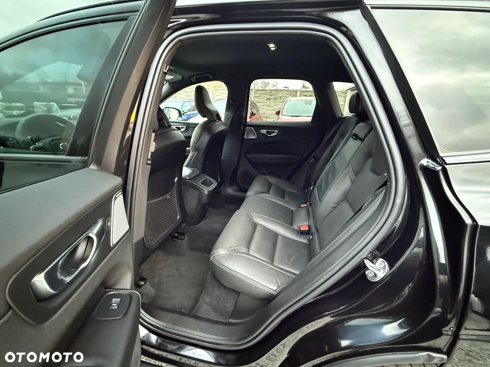 Volvo XC 60 B4 D AWD Ultimate Dark - 28