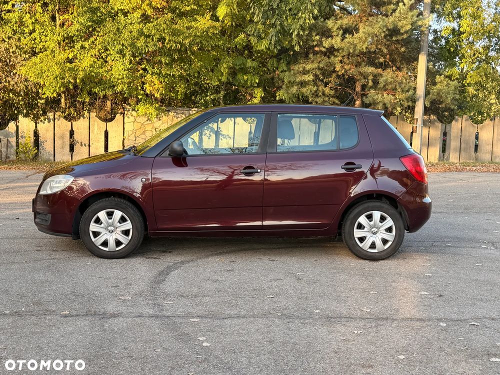 Skoda Fabia 2010 photo 2