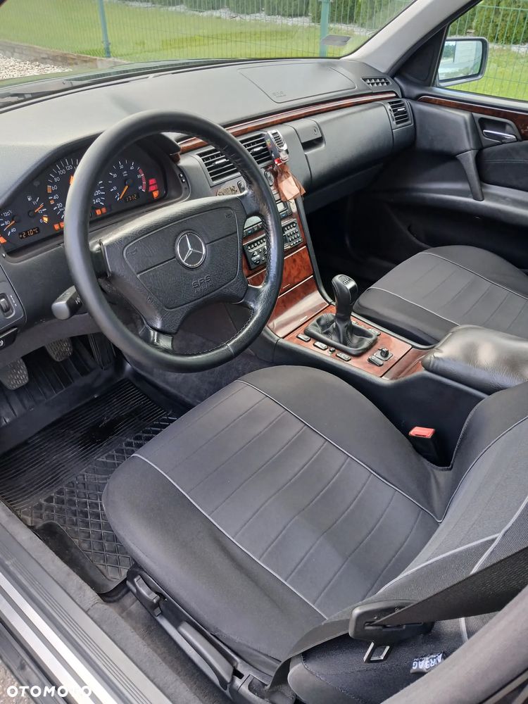 Mercedes-Benz Klasa E 200 CDI Elegance - 26