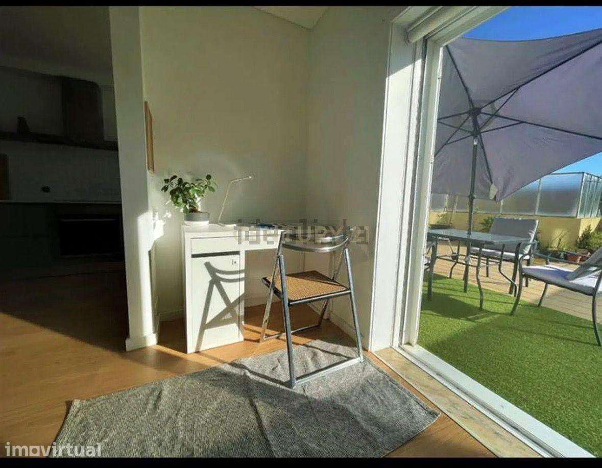 Estúdio renovado e equipado com terraço no Centro do Porto - Grande imagem: 5/17