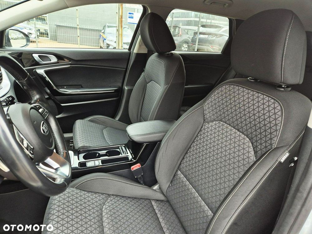 Kia Ceed - 11