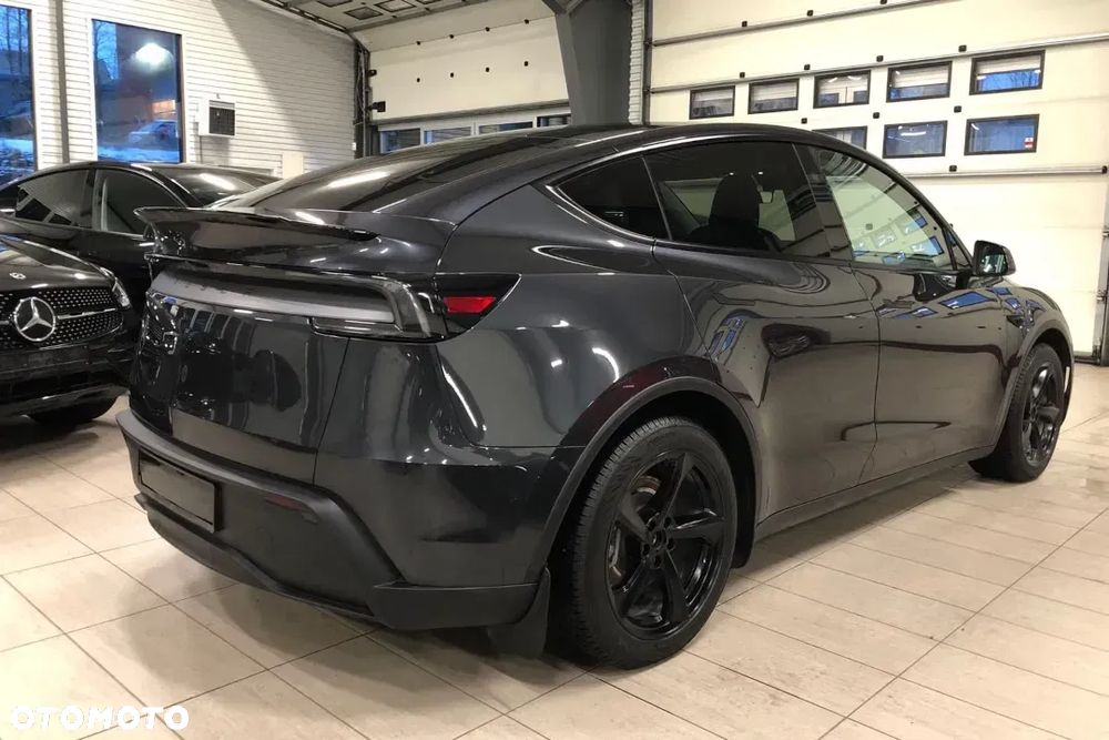 Tesla Model Y Premium Long Range RWD - 3