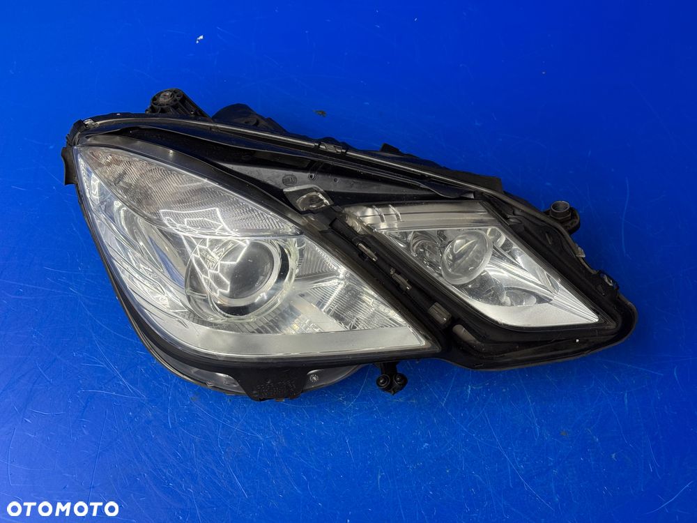 Prawy BI XENON MERCEDES W212 HELLA BDB KOMPLETNA - 1