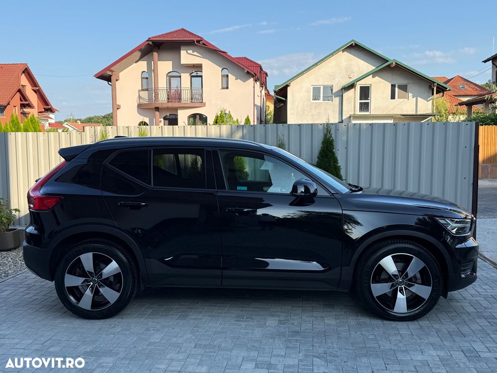 Volvo XC 40 B4 AT8 AWD Mild Hybrid Momentum Pro - 11