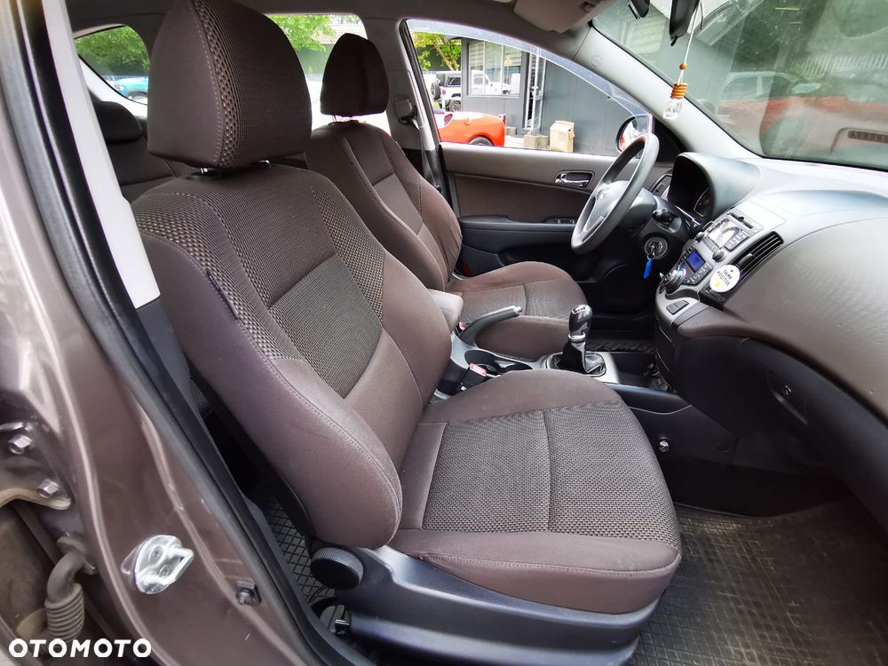Hyundai i30 1.6 Comfort EU5 - 6