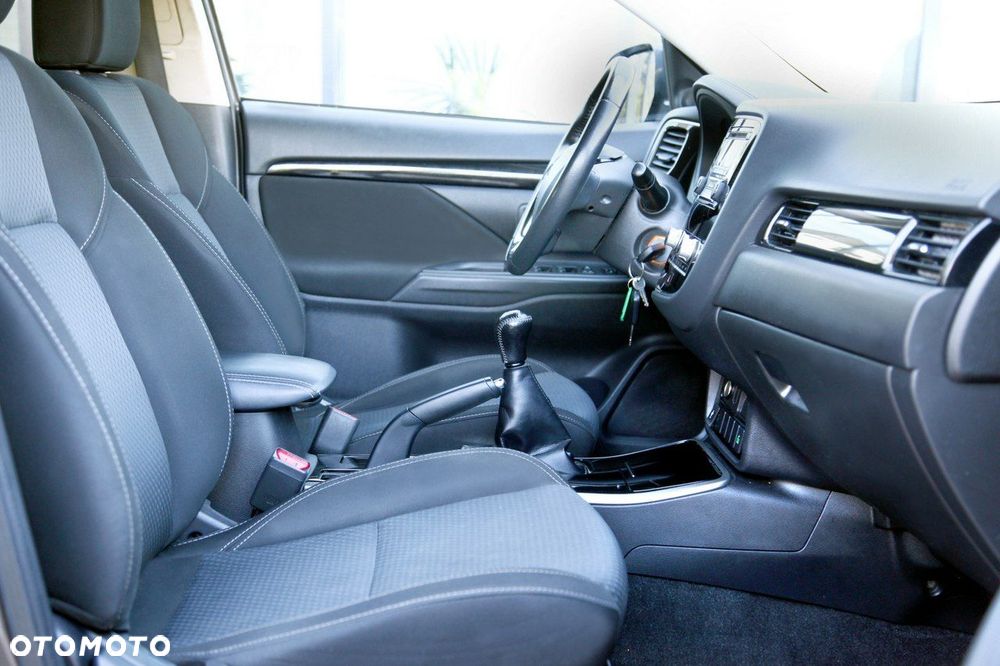 Mitsubishi Outlander - 16