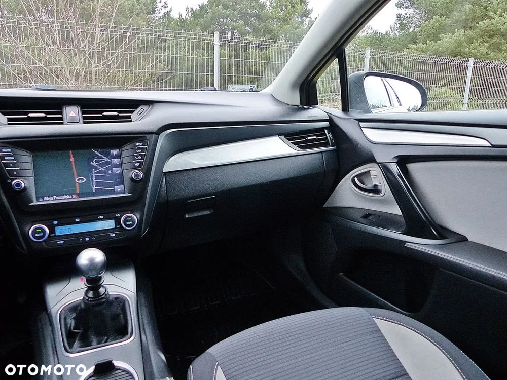 Toyota Avensis 2.0 D-4D Premium - 37