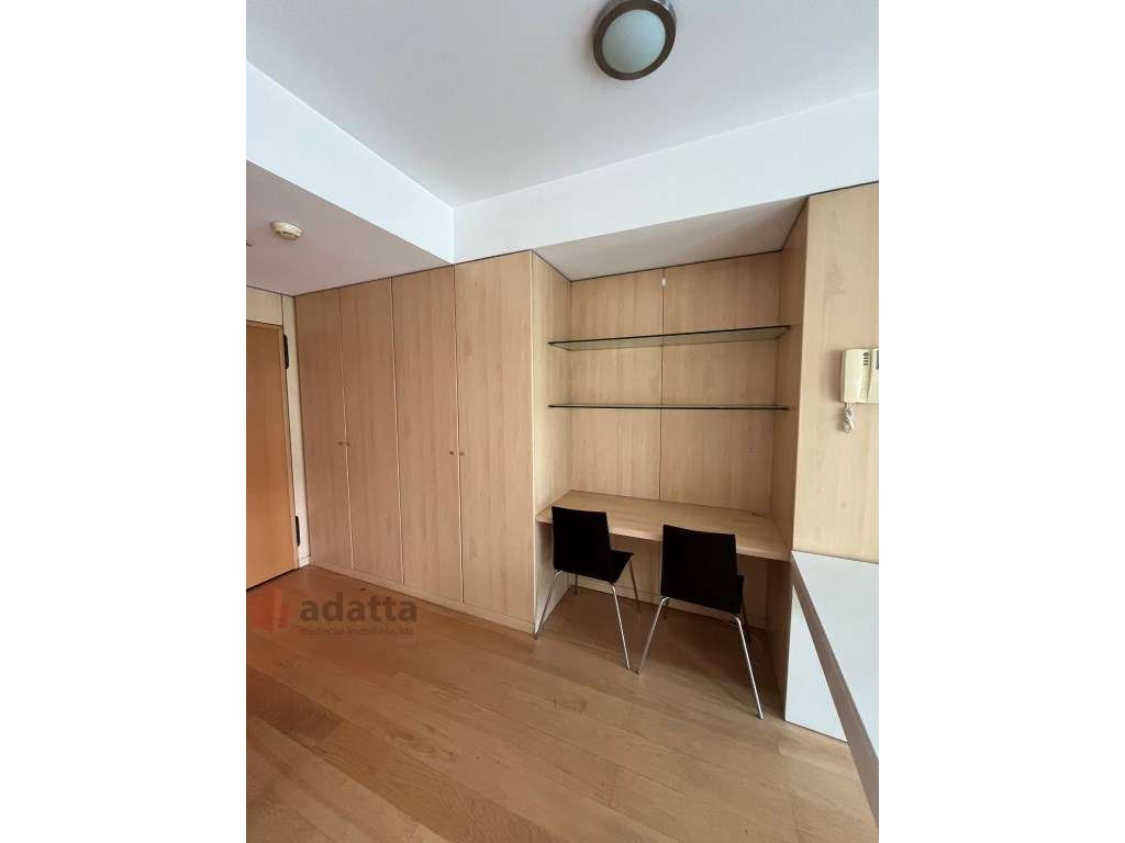APARTAMENTO T0 MOBILADO, COM COZINHA EQUIPADA E ESTACIONAMENTO no E... - Grande imagem: 5/27