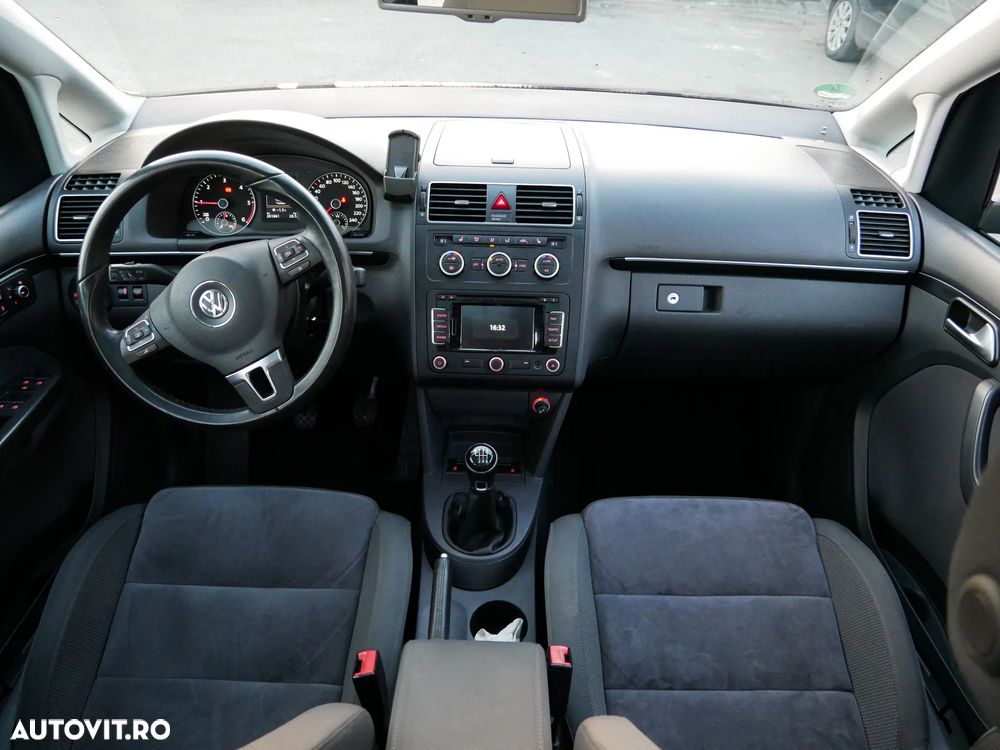 Volkswagen Touran - 12