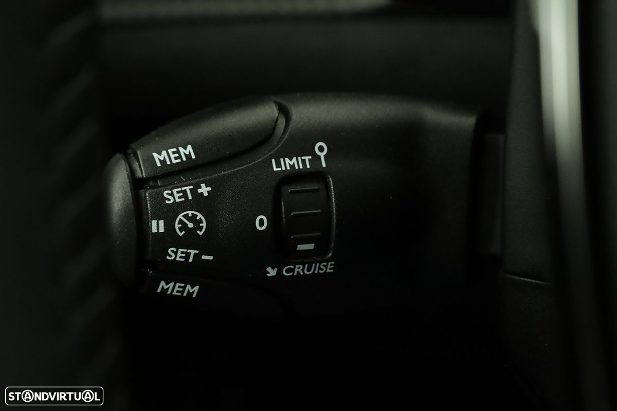 Peugeot 2008 1.2 PureTech Allure - 19