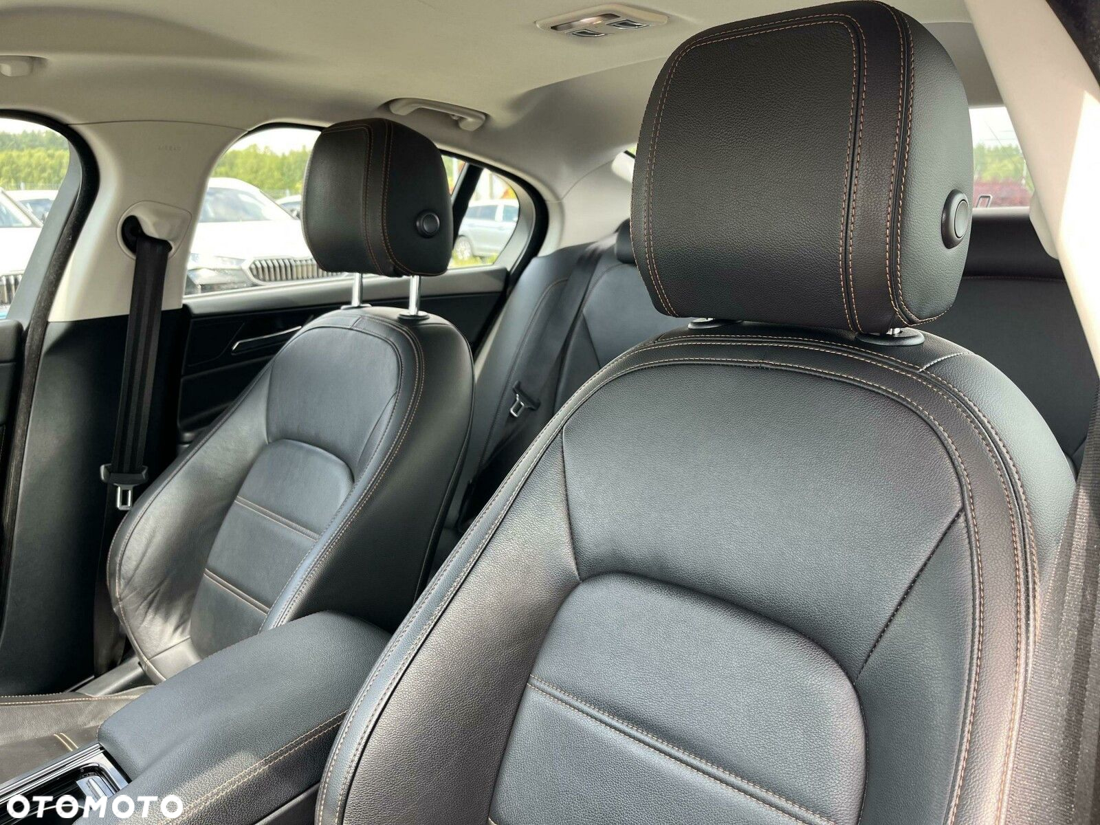 Jaguar XE 2.0 T Portfolio - 12