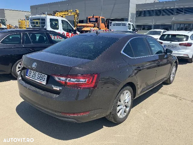 Skoda Superb 2.0 TDI DSG Ambition - 3