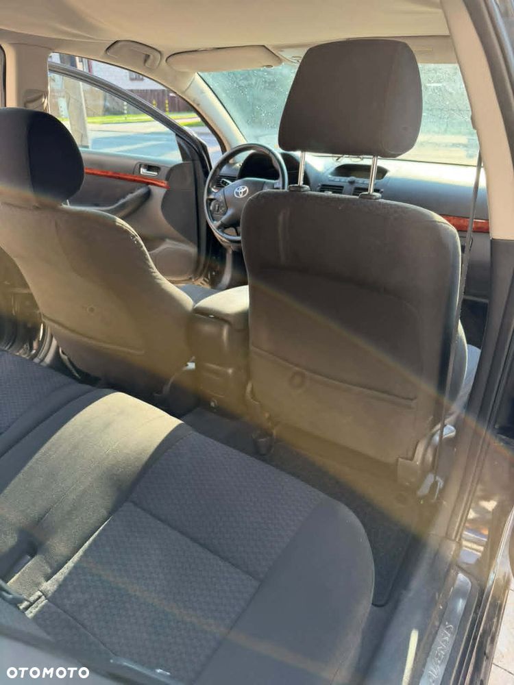 Toyota Avensis - 4